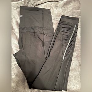 Lululemon Leggings with zipper pockets and reflective detail